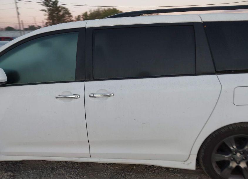 Photo 14 of 2016 Toyota Sienna SE (VIN 5TDXK3DC6GS718898)