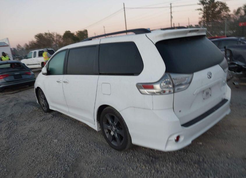 Photo 3 of 2016 Toyota Sienna SE (VIN 5TDXK3DC6GS718898)