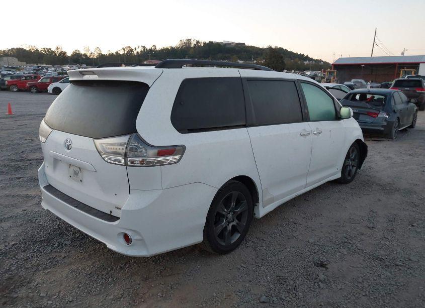 Photo 4 of 2016 Toyota Sienna SE (VIN 5TDXK3DC6GS718898)