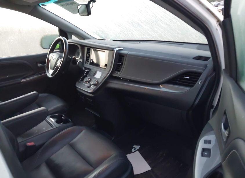 Photo 5 of 2016 Toyota Sienna SE (VIN 5TDXK3DC6GS718898)