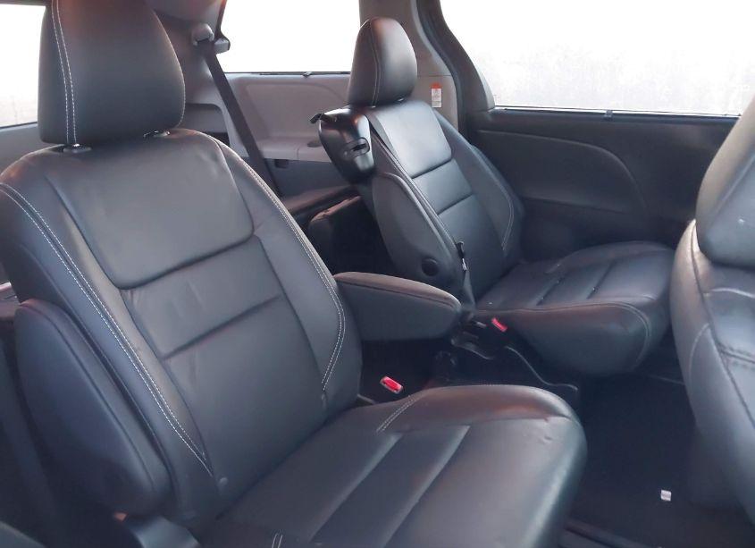 Photo 8 of 2016 Toyota Sienna SE (VIN 5TDXK3DC6GS718898)