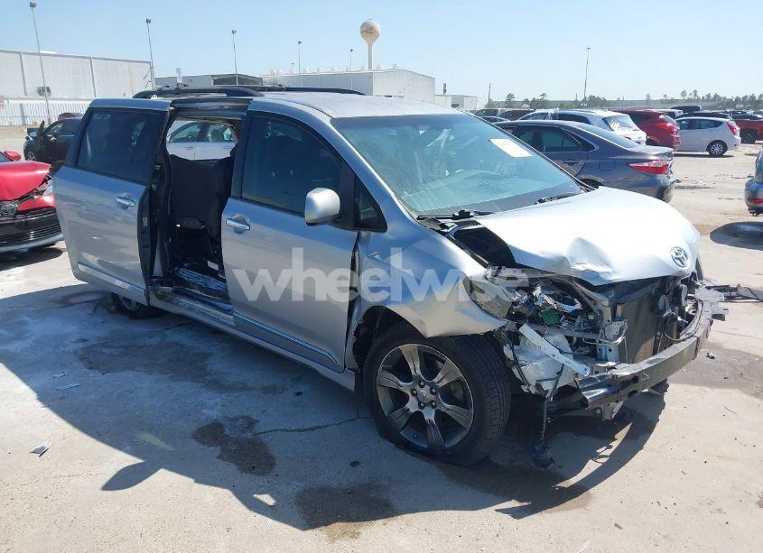2015 Toyota Sienna SE 8 PASSENGER (VIN 5TDXK3DC7FS684341) main photo