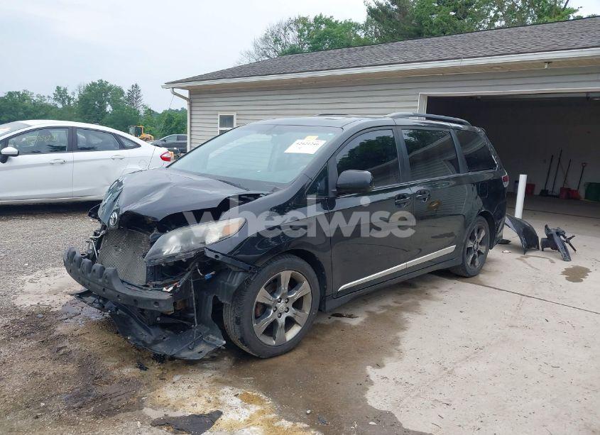 Photo 2 of 2011 Toyota Sienna SE (VIN 5TDXK3DC9BS119633)