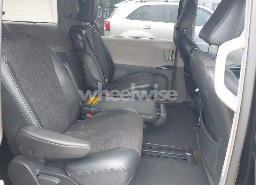 Photo 8 of 2011 Toyota Sienna SE (VIN 5TDXK3DC9BS119633)