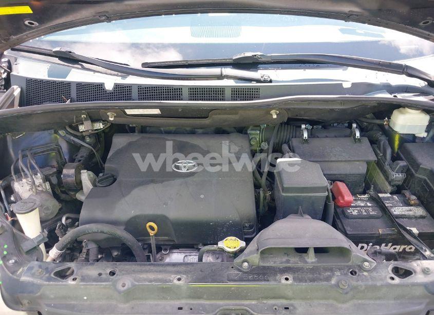 Photo 10 of 2011 Toyota Sienna SE (VIN 5TDXK3DC9BS122337)