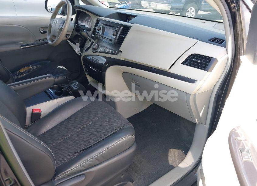 Photo 5 of 2011 Toyota Sienna SE (VIN 5TDXK3DC9BS122337)