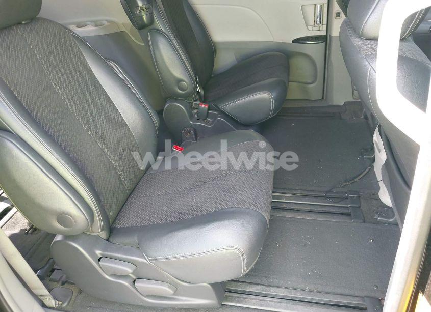 Photo 8 of 2011 Toyota Sienna SE (VIN 5TDXK3DC9BS122337)