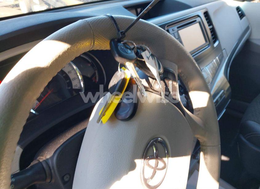 Photo 11 of 2013 Toyota Sienna SE 8 PASSENGER (VIN 5TDXK3DC9DS397807)