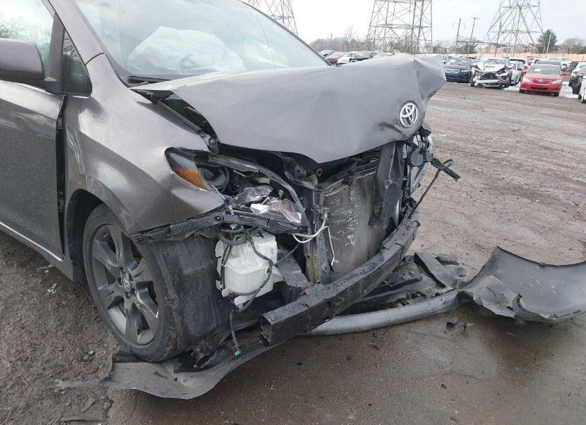 Photo 6 of 2015 Toyota Sienna SE 8 PASSENGER (VIN 5TDXK3DC9FS670005)