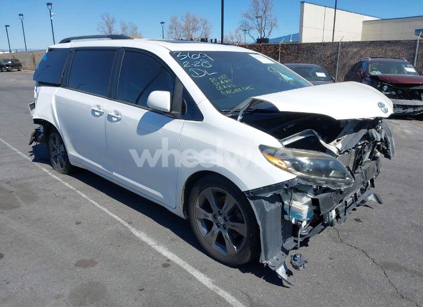 2016 Toyota Sienna SE PREMIUM 8 PASSENGER (VIN 5TDXK3DC9GS765651) main photo