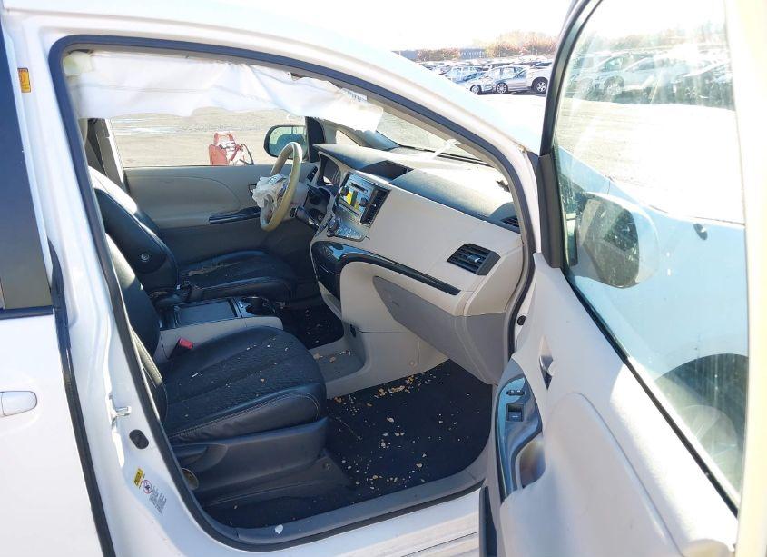 Photo 5 of 2011 Toyota Sienna SPORT (VIN 5TDXK3DCXBS039967)