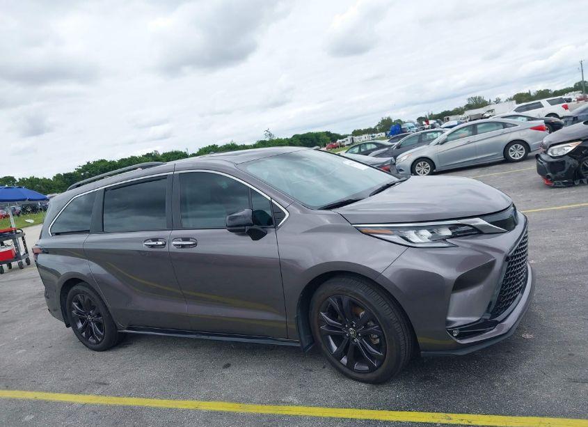 Photo 13 of 2022 Toyota Sienna XSE (VIN 5TDXRKEC0NS089723)