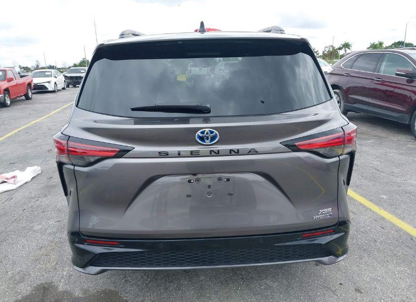 Photo 16 of 2022 Toyota Sienna XSE (VIN 5TDXRKEC0NS089723)