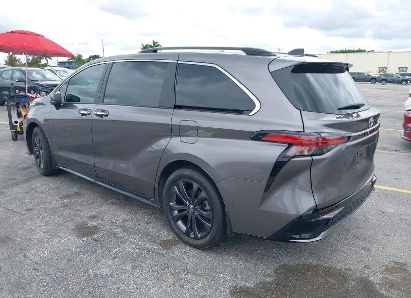 Photo 3 of 2022 Toyota Sienna XSE (VIN 5TDXRKEC0NS089723)