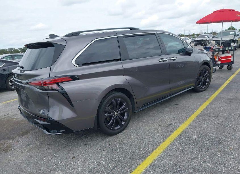 Photo 4 of 2022 Toyota Sienna XSE (VIN 5TDXRKEC0NS089723)