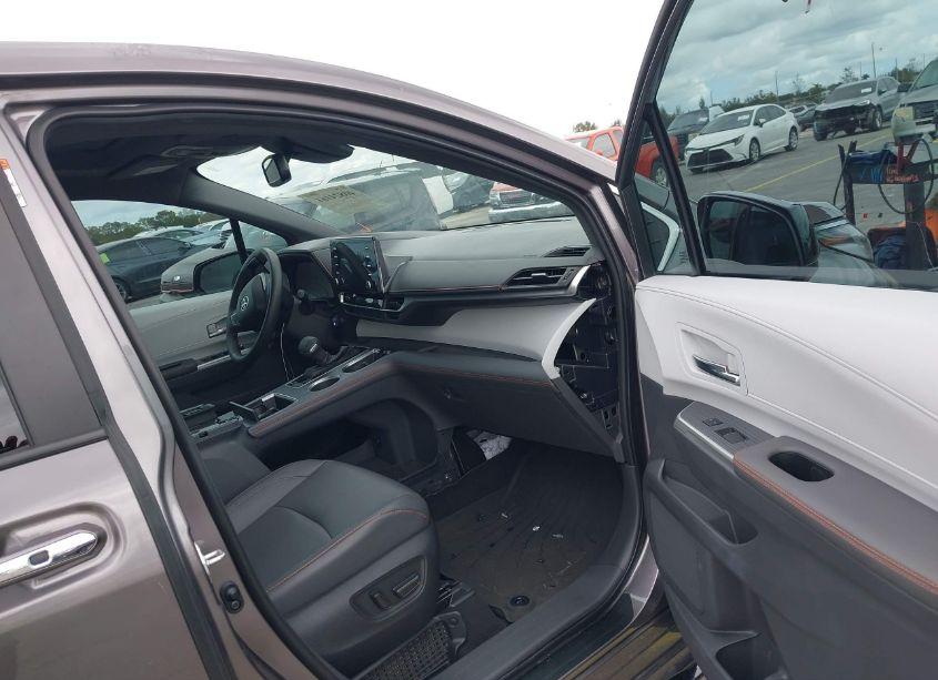 Photo 5 of 2022 Toyota Sienna XSE (VIN 5TDXRKEC0NS089723)