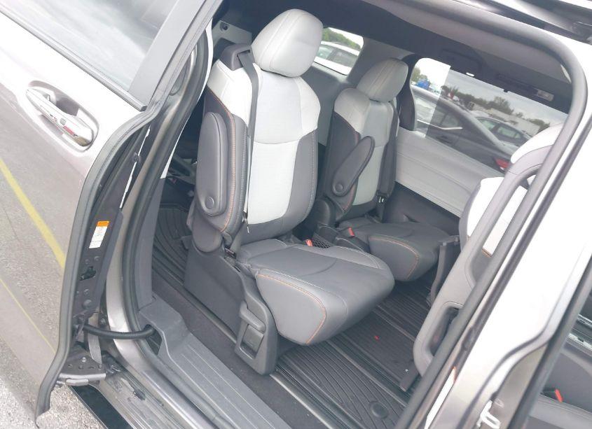 Photo 8 of 2022 Toyota Sienna XSE (VIN 5TDXRKEC0NS089723)