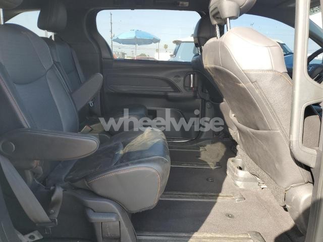 Photo 4 of 2021 TOYOTA SIENNA XSE (VIN 5TDXRKEC1MS039704)