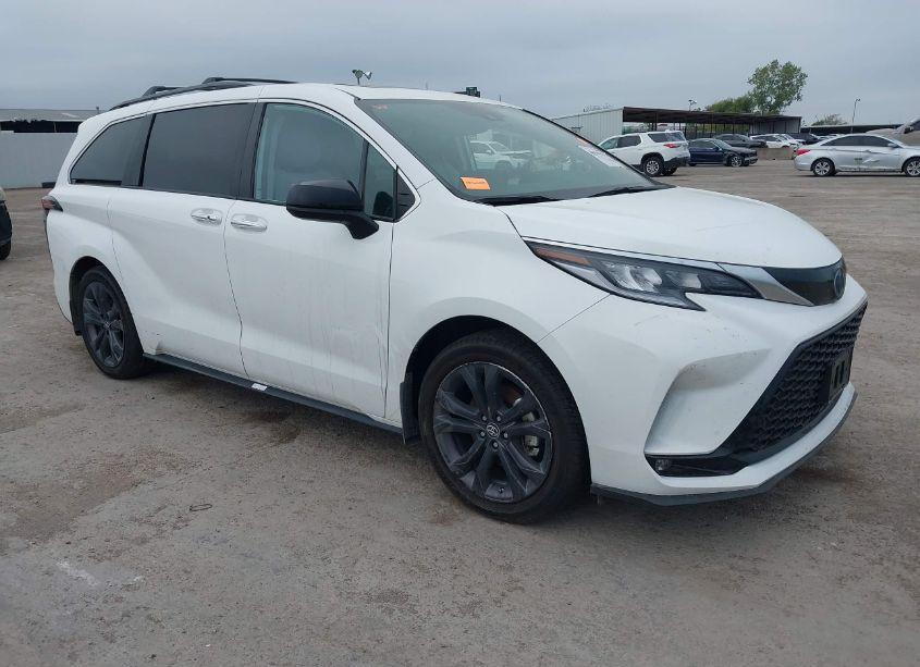 2024 Toyota Sienna XSE (VIN 5TDXRKEC1RS198486) main photo
