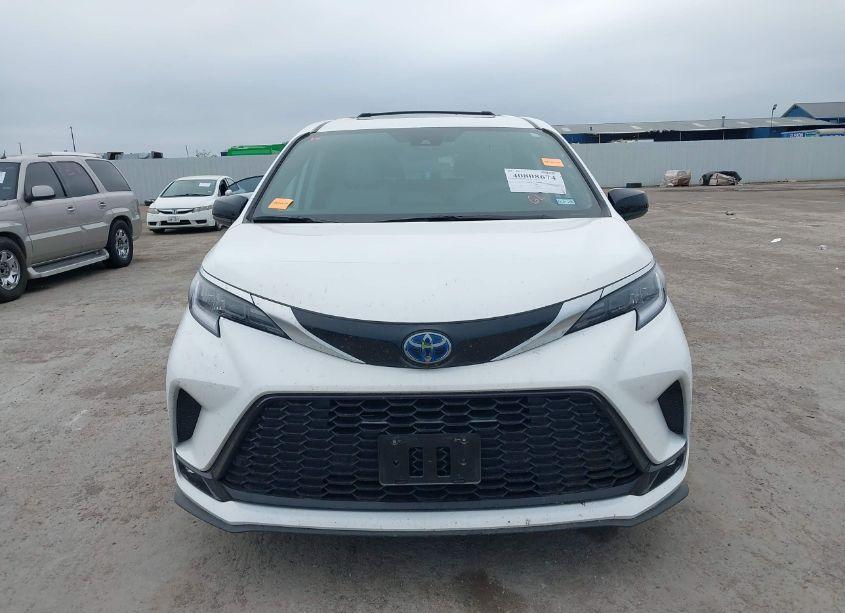 Photo 12 of 2024 Toyota Sienna XSE (VIN 5TDXRKEC1RS198486)