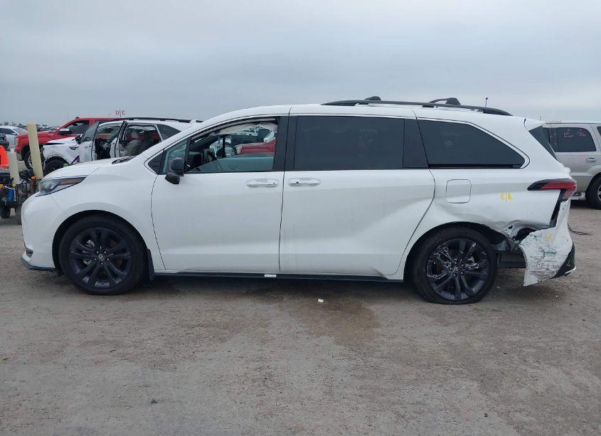 Photo 14 of 2024 Toyota Sienna XSE (VIN 5TDXRKEC1RS198486)