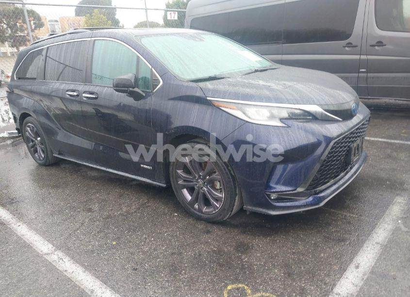 2021 Toyota Sienna XSE (VIN 5TDXRKEC5MS020539) main photo