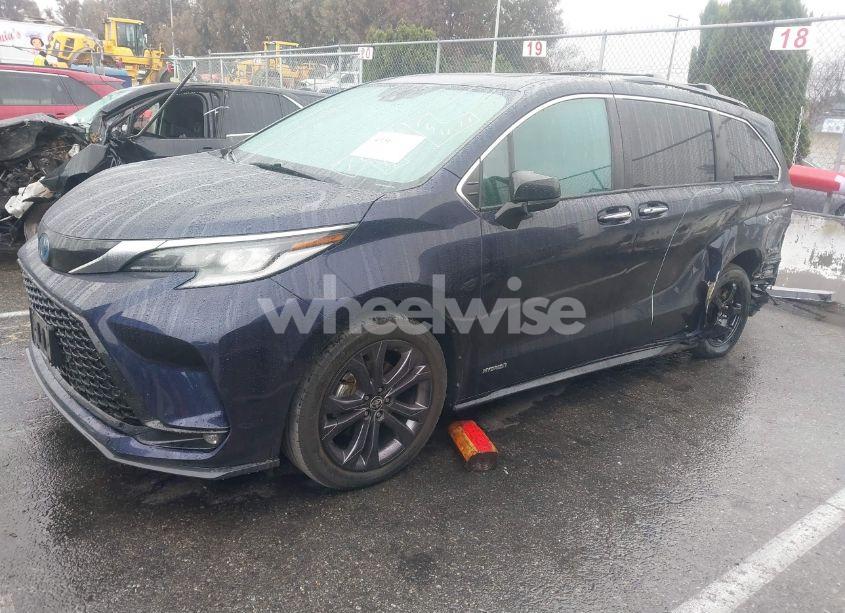 Photo 2 of 2021 Toyota Sienna XSE (VIN 5TDXRKEC5MS020539)