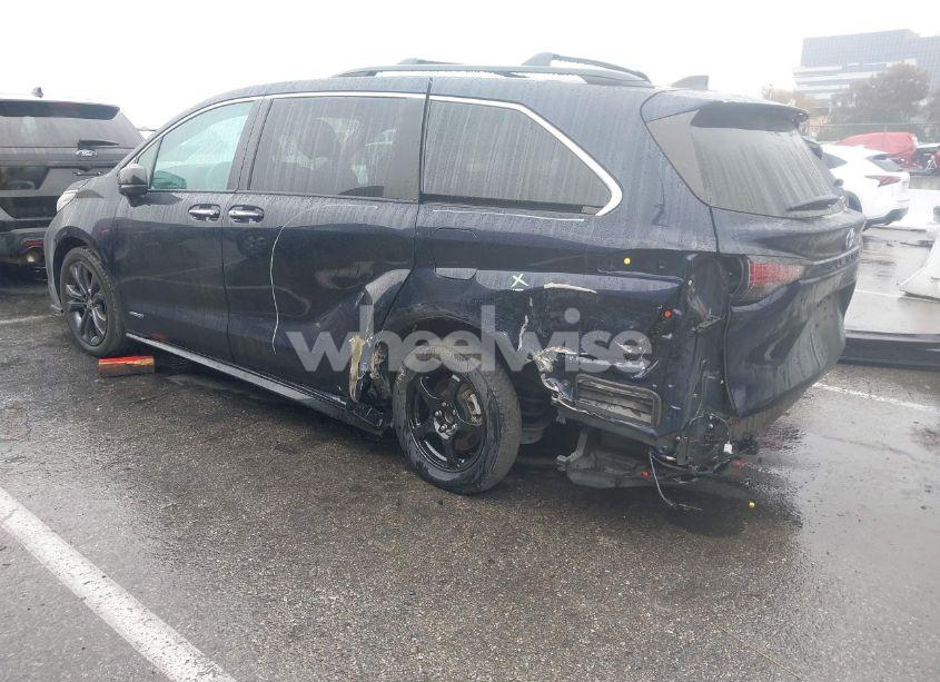 Photo 3 of 2021 Toyota Sienna XSE (VIN 5TDXRKEC5MS020539)