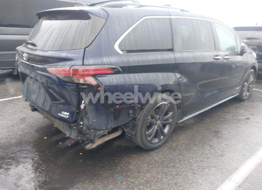 Photo 4 of 2021 Toyota Sienna XSE (VIN 5TDXRKEC5MS020539)