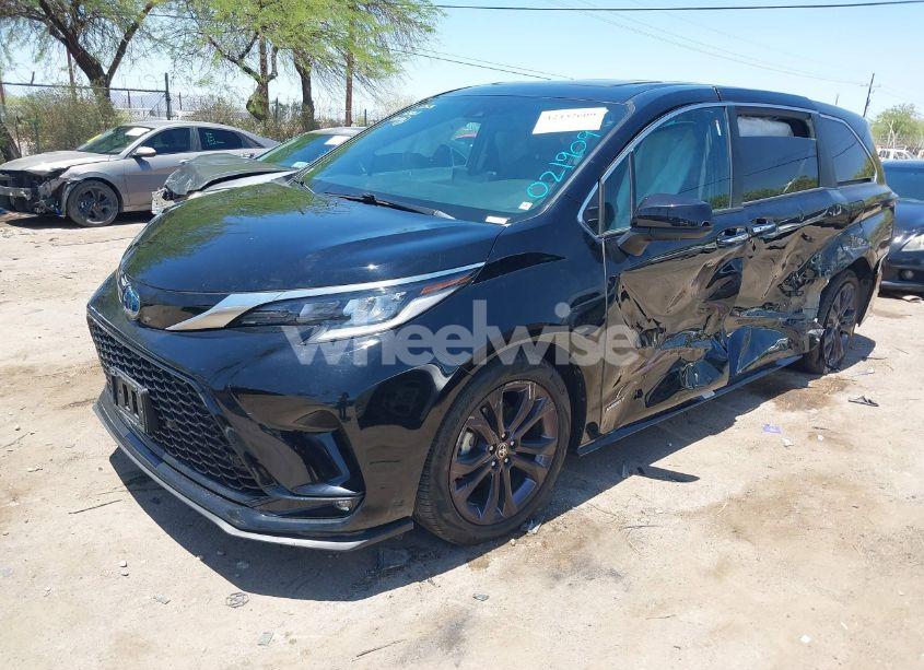 Photo 2 of 2021 Toyota Sienna XSE (VIN 5TDXRKEC6MS021909)