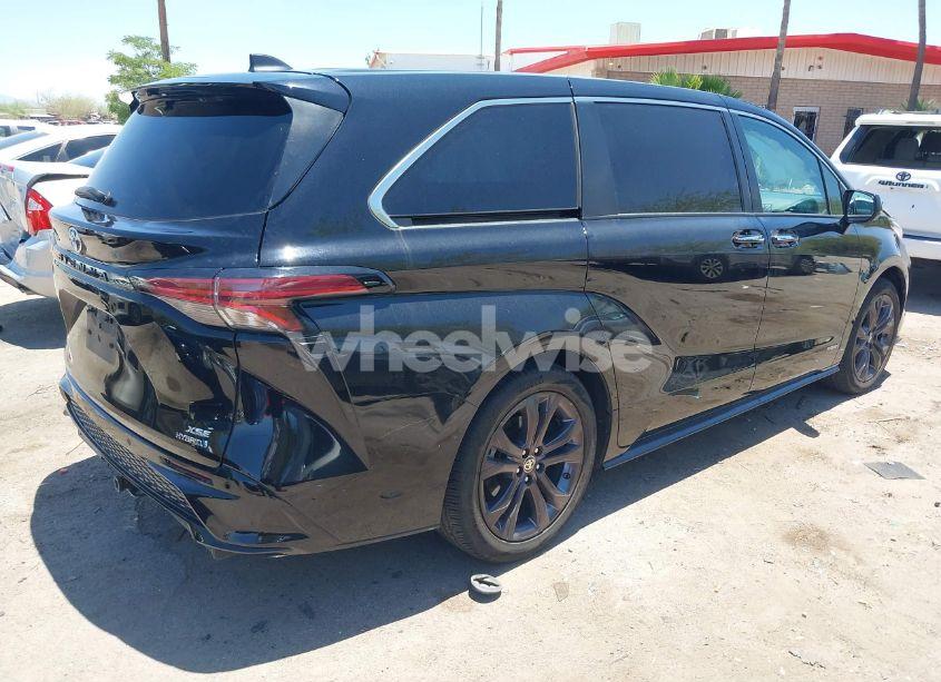 Photo 4 of 2021 Toyota Sienna XSE (VIN 5TDXRKEC6MS021909)