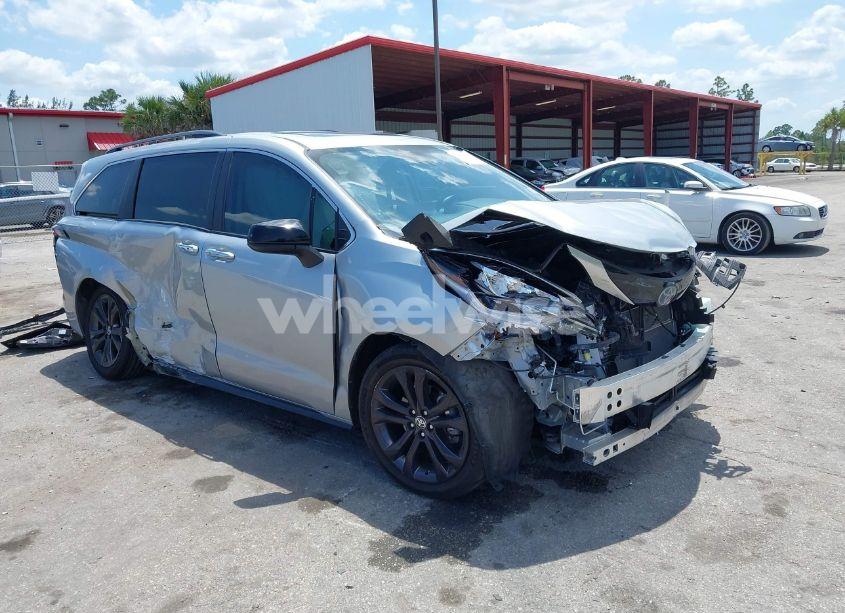 2023 Toyota Sienna XSE (VIN 5TDXRKEC8PS154367) main photo