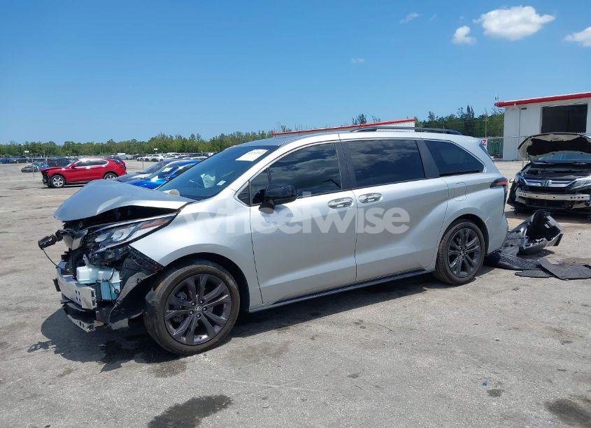 Photo 2 of 2023 Toyota Sienna XSE (VIN 5TDXRKEC8PS154367)