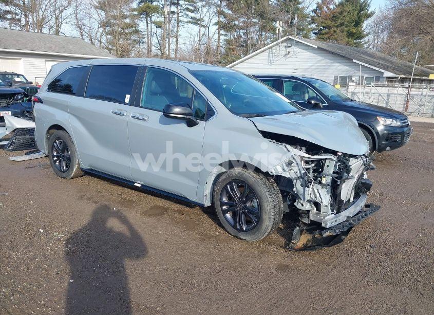 2024 Toyota Sienna XSE (VIN 5TDXSKFC0RS141120) main photo