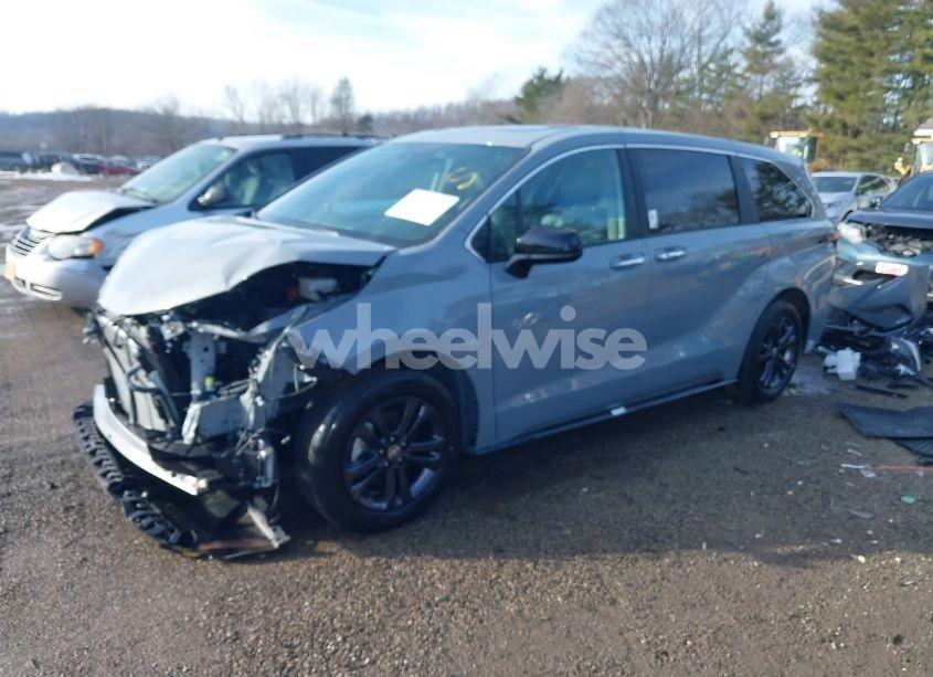 Photo 2 of 2024 Toyota Sienna XSE (VIN 5TDXSKFC0RS141120)