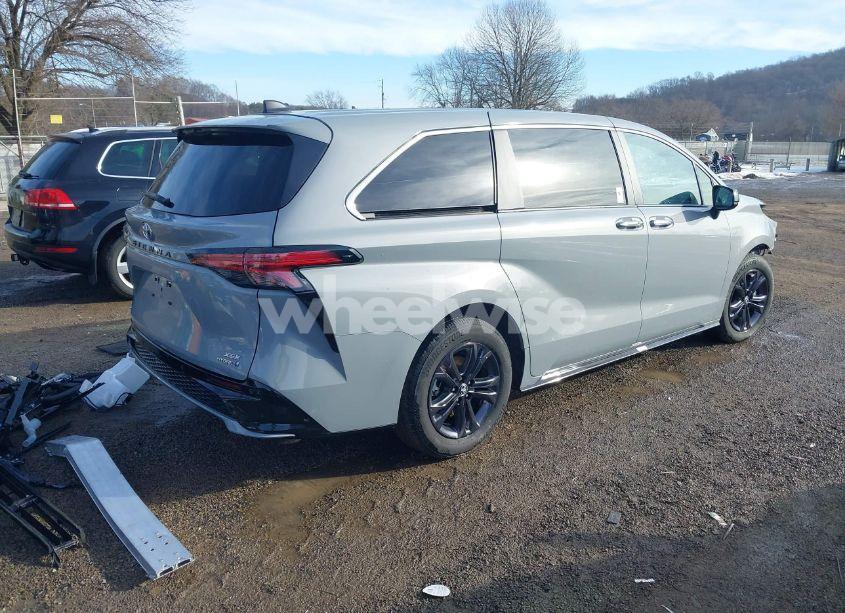 Photo 4 of 2024 Toyota Sienna XSE (VIN 5TDXSKFC0RS141120)