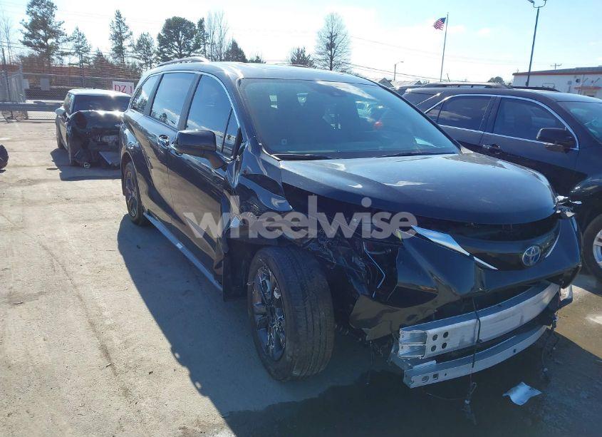 2024 Toyota Sienna XSE (VIN 5TDXSKFC1RS138680) main photo