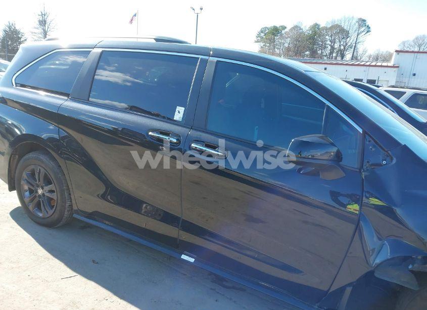 Photo 14 of 2024 Toyota Sienna XSE (VIN 5TDXSKFC1RS138680)