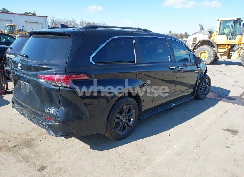 Photo 4 of 2024 Toyota Sienna XSE (VIN 5TDXSKFC1RS138680)