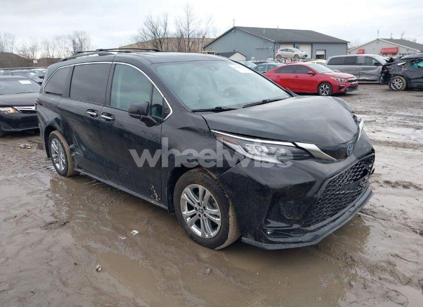 2022 Toyota Sienna XSE (VIN 5TDXSKFC5NS069826) main photo