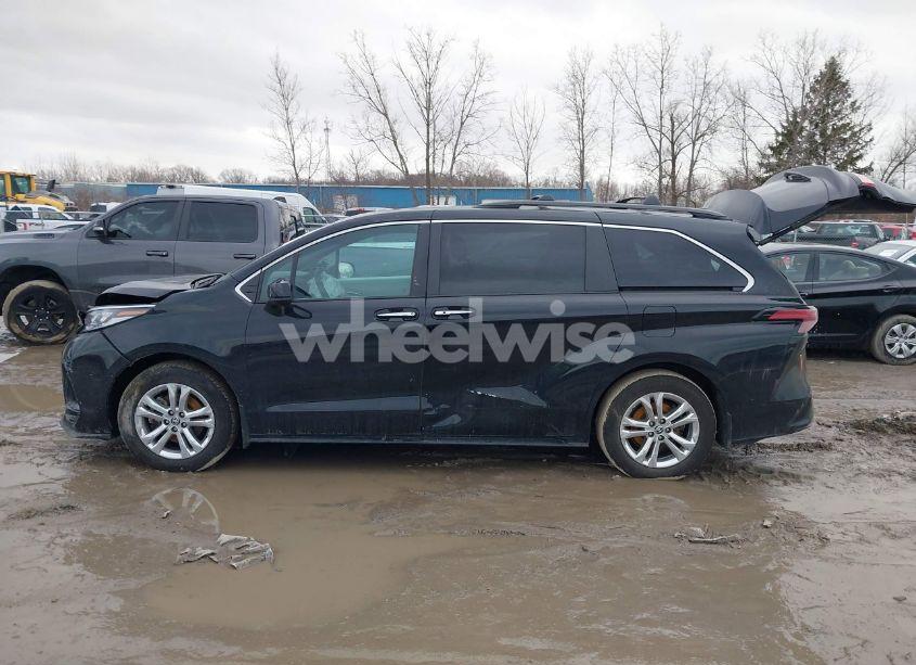Photo 14 of 2022 Toyota Sienna XSE (VIN 5TDXSKFC5NS069826)