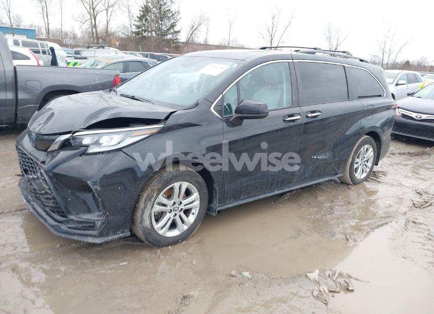 Photo 2 of 2022 Toyota Sienna XSE (VIN 5TDXSKFC5NS069826)