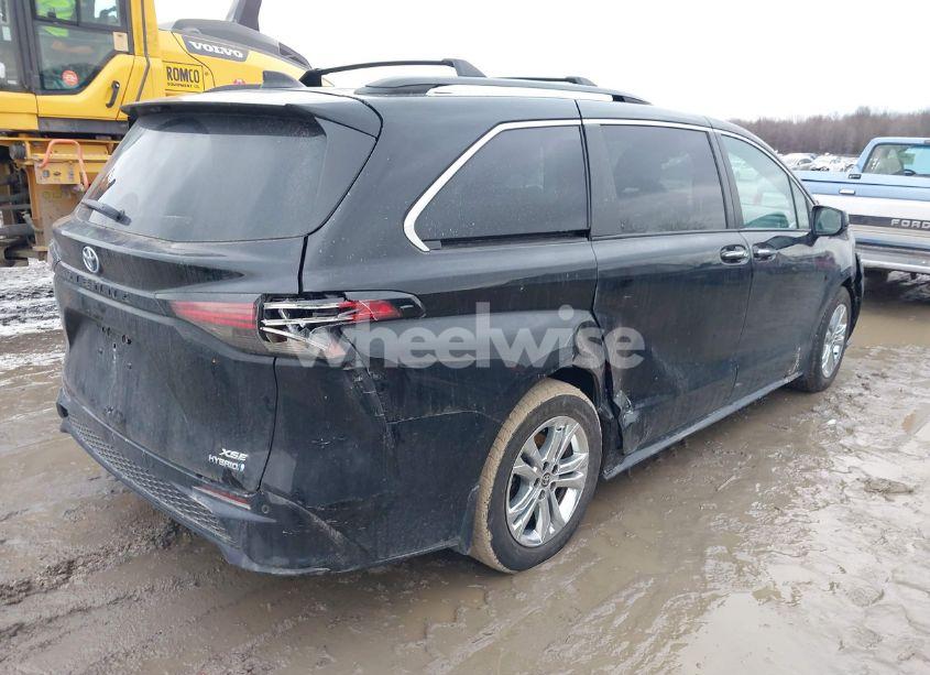 Photo 4 of 2022 Toyota Sienna XSE (VIN 5TDXSKFC5NS069826)