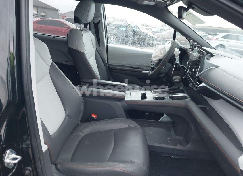 Photo 5 of 2022 Toyota Sienna XSE (VIN 5TDXSKFC5NS069826)