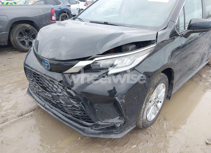 Photo 6 of 2022 Toyota Sienna XSE (VIN 5TDXSKFC5NS069826)