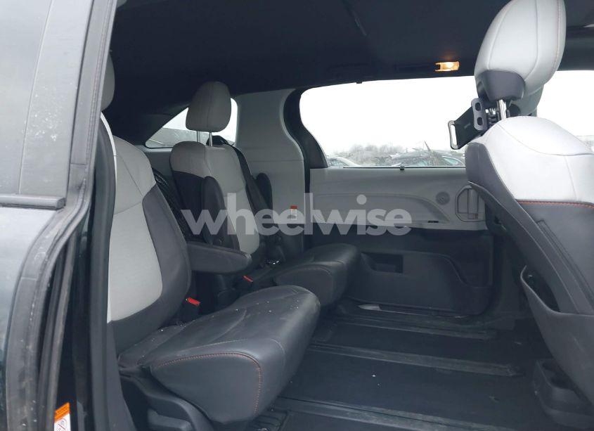Photo 8 of 2022 Toyota Sienna XSE (VIN 5TDXSKFC5NS069826)