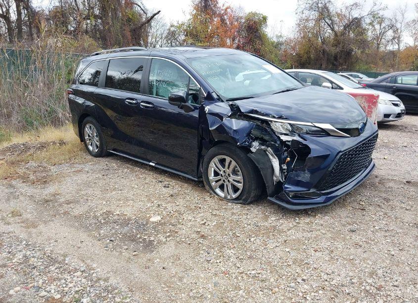 2022 Toyota Sienna XSE (VIN 5TDXSKFC6NS070628) main photo