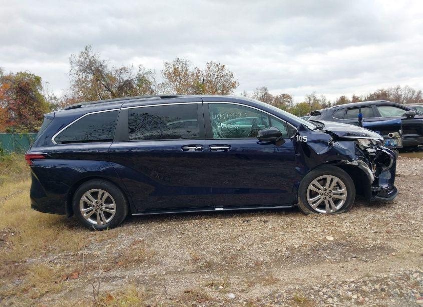 Photo 14 of 2022 Toyota Sienna XSE (VIN 5TDXSKFC6NS070628)