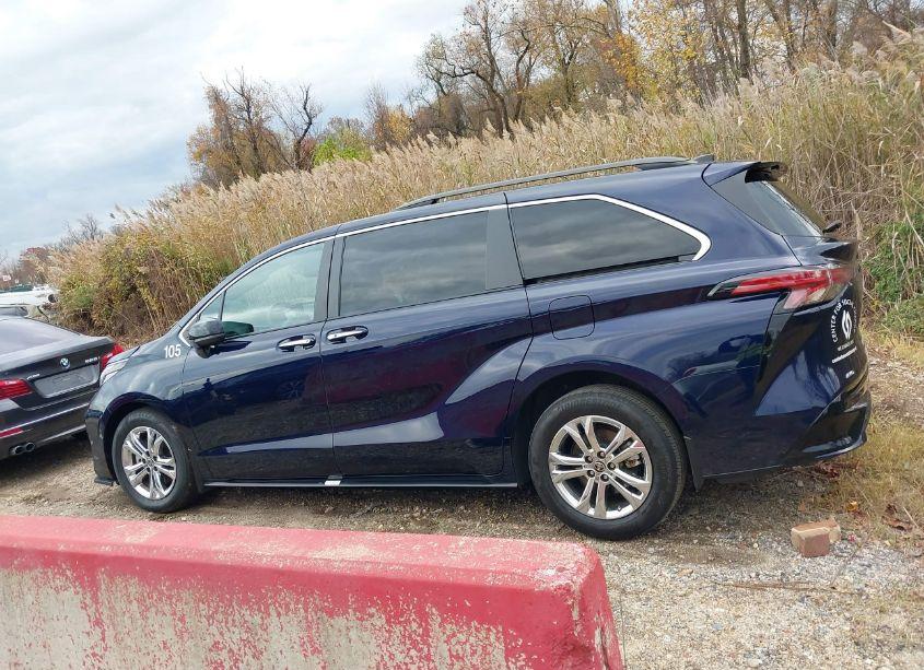 Photo 15 of 2022 Toyota Sienna XSE (VIN 5TDXSKFC6NS070628)