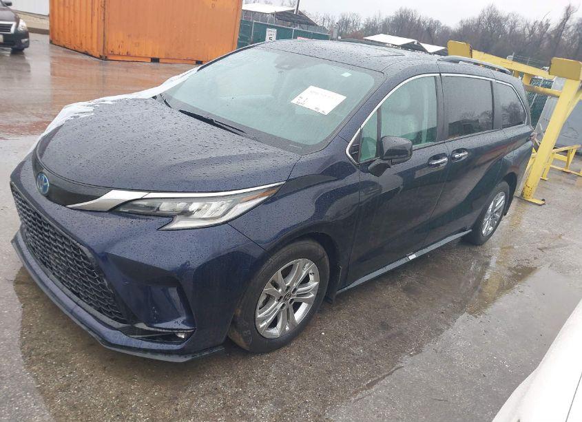 Photo 2 of 2022 Toyota Sienna XSE (VIN 5TDXSKFC6NS070628)